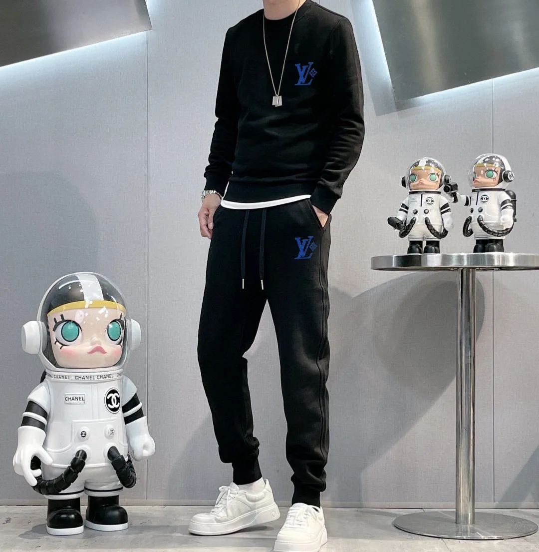 🅿️380 [LV Louis Vuitton] (Fat Man Gospel) hot-selling suit is coming. Focus on the original version of the official website. 2025 new hot-selling sweatshirt suit. The original order is hard to buy🇭🇰. It is the meticulous work of top designers for a fitting and perfect upper body effect. All-natural high-quality Roman cotton 100%, close-fitting comfort, noble and elegant! Original hardware embodies elegance and nobility! Counter size: M-5XL (maximum wear up to 220 pounds)
